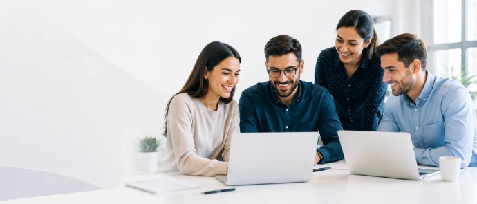 Equipo utilizando correo electrónico profesional en una empresa